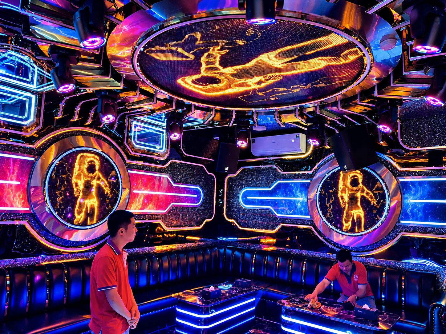 Phòng karaoke chủ đề neon